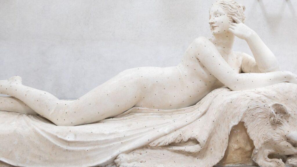 A statue of Venus to represent the Sun in the seventh house in the birth chart.
