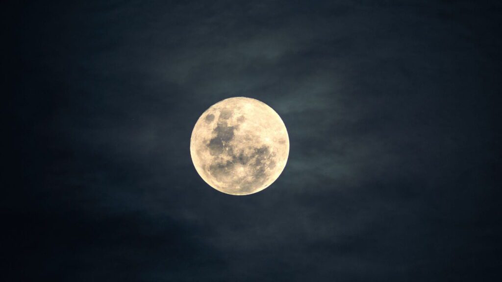 Moon in the 4th house in the birth chart: meanings