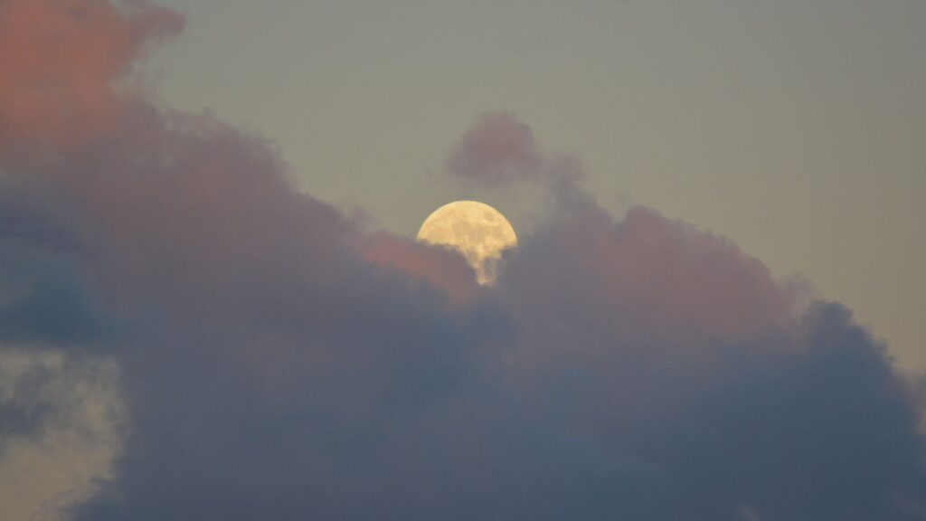 Moon in the 7th house in the birth chart: meanings and effects.