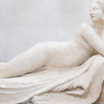 A statue of Venus to represent the Sun in the seventh house in the birth chart.