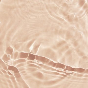 Pisces tarot card represented by crystal and transparent water, the element of Pisces.