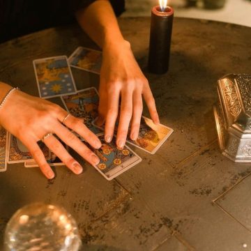 Is Yes and No Tarot Reading Accurate? Are Tarot Cards an Oracle or a Psychological Tool?